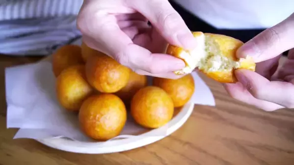 「余ったお餅も秒でなくなる！」絶品リメイクレシピ♡材料2つで簡単にできるサクもちドーナツの作り方