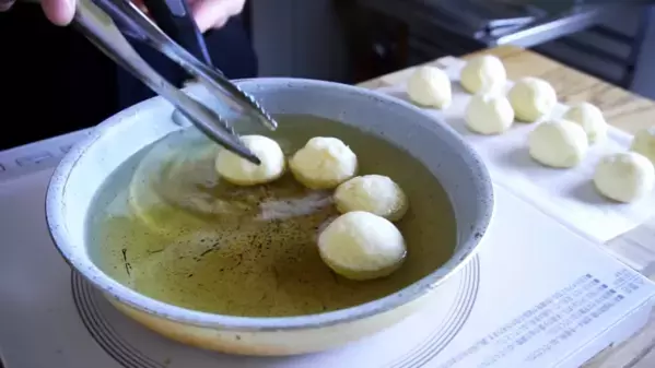 「余ったお餅も秒でなくなる！」絶品リメイクレシピ♡材料2つで簡単にできるサクもちドーナツの作り方