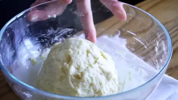 「余ったお餅も秒でなくなる！」絶品リメイクレシピ♡材料2つで簡単にできるサクもちドーナツの作り方