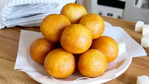 「余ったお餅も秒でなくなる！」絶品リメイクレシピ♡材料2つで簡単にできるサクもちドーナツの作り方