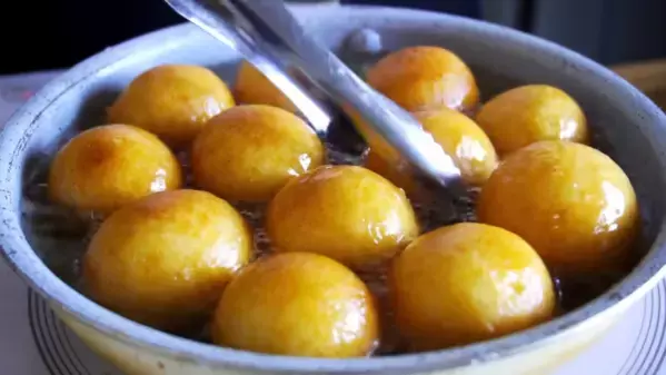 「余ったお餅も秒でなくなる！」絶品リメイクレシピ♡材料2つで簡単にできるサクもちドーナツの作り方