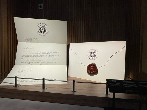 映画『ハリー・ポッターと賢者の石』公開25周年記念イベント！“魔法学校へ入学するドキドキ”を【スタジオツアー東京】で体験しよう！