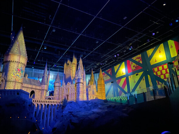 映画『ハリー・ポッターと賢者の石』公開25周年記念イベント！“魔法学校へ入学するドキドキ”を【スタジオツアー東京】で体験しよう！