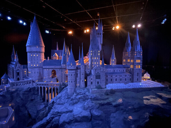 映画『ハリー・ポッターと賢者の石』公開25周年記念イベント！“魔法学校へ入学するドキドキ”を【スタジオツアー東京】で体験しよう！