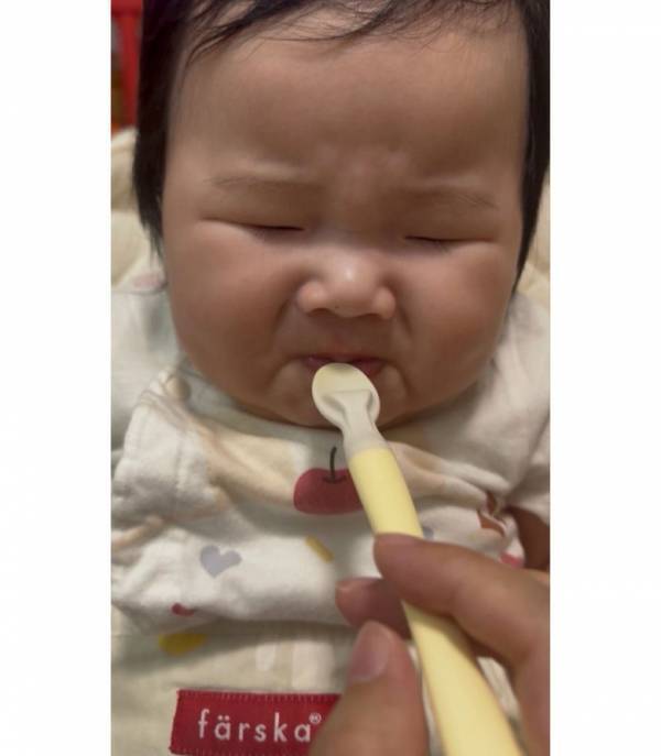 遺伝子の不思議！スプーンを嫌がるそっくりきょうだい