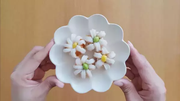 「3分でできる！」「運動会のお弁当にも♡」子どもが喜ぶちくわのお花の作り方