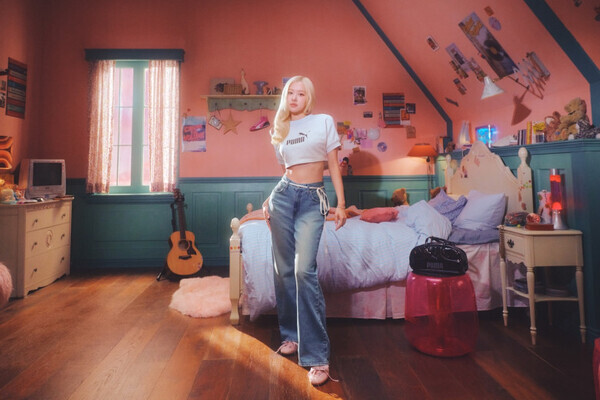 「争奪戦必至♡」【プーマ×ROSÉ】美しすぎるロゼのビジュアルにも注目のサテンスニーカーが話題沸騰！