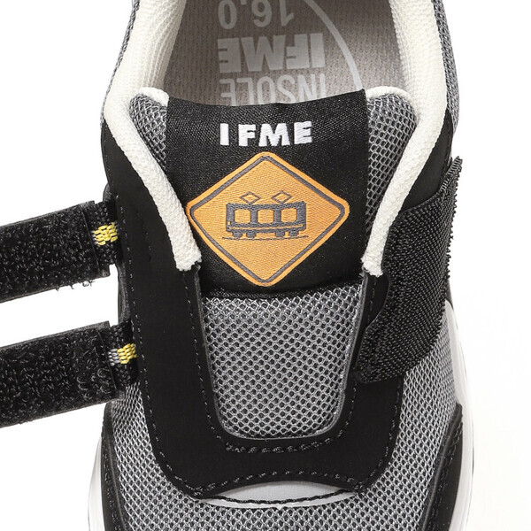 「電車好きっ子が大興奮！」高機能な【IFME】の「ふみきりスニーカー」が元気キッズの足をやさしくサポート