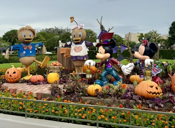 「かわいさ大渋滞！」ダークな世界観に夢中♪新キャラも登場【ディズニーランド】ハロウィーンを徹底紹介