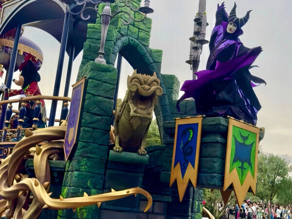 「かわいさ大渋滞！」ダークな世界観に夢中♪新キャラも登場【ディズニーランド】ハロウィーンを徹底紹介