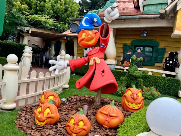 「かわいさ大渋滞！」ダークな世界観に夢中♪新キャラも登場【ディズニーランド】ハロウィーンを徹底紹介