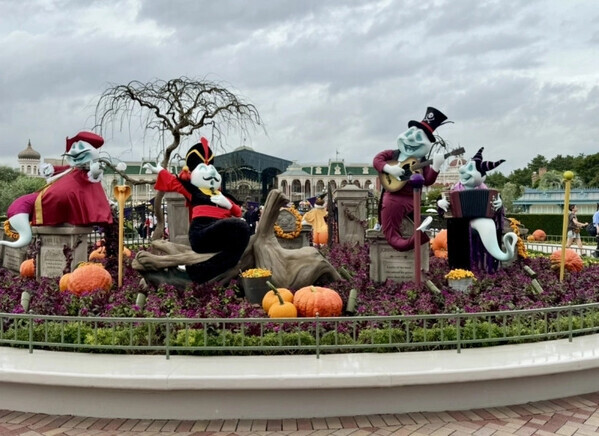 「かわいさ大渋滞！」ダークな世界観に夢中♪新キャラも登場【ディズニーランド】ハロウィーンを徹底紹介