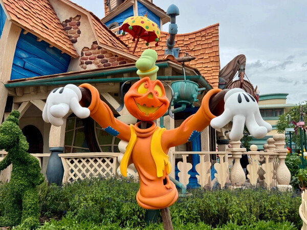 「かわいさ大渋滞！」ダークな世界観に夢中♪新キャラも登場【ディズニーランド】ハロウィーンを徹底紹介