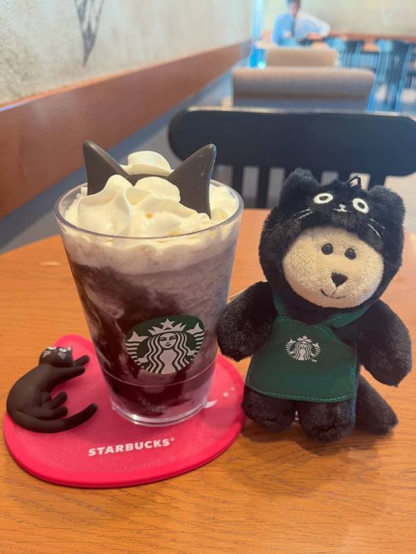 ねこ耳チョコがかわいすぎ！【スタバ】さっぱりブルーベリーヨーグルト×ブラックベリーのハロウィン新作フラペチーノ