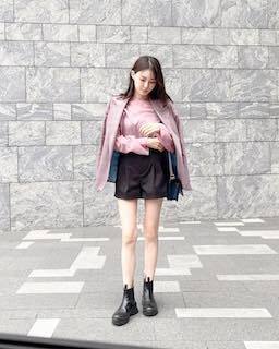 「二児のママと思えない…」美人モデル 年齢感じさせない超美脚ショットにファン釘付け