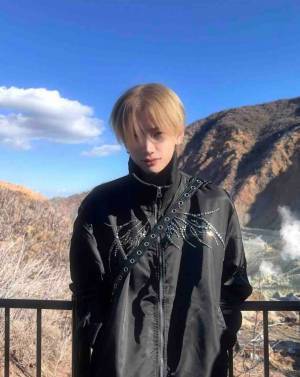 篠原涼子の長男、イケメンすぎる最新ショットに反響続々「マジでイケメンでびっくり」「金髪姿もかっこいい」