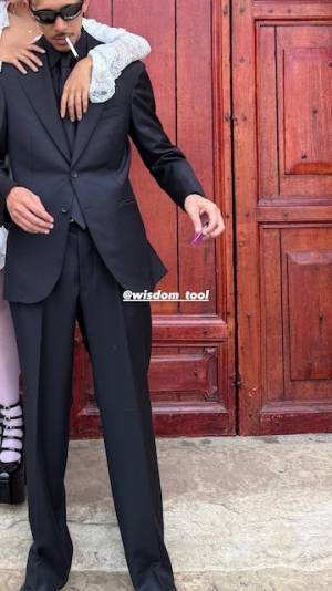 ラッパーのIOが全身黒スーツの超フォーマルスタイルで登場！