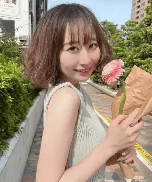 「いち、にの、さんっ！」人気モデル・来島そよぎ、一輪を花を持ち”そよそよ・ショット”を細道で公開しファンガチ惚れ！