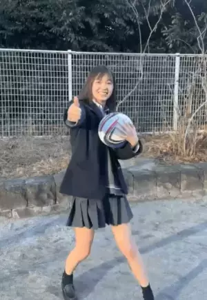 女子高生女優・堀口真帆、制服で「リフティングしてみた」動画が"上手すぎ＆可愛すぎる"と話題に！