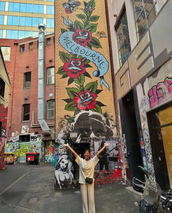 競泳女子・池江璃花子、オーストラリア・メルボルンのオシャレスポットでパシャリ♡