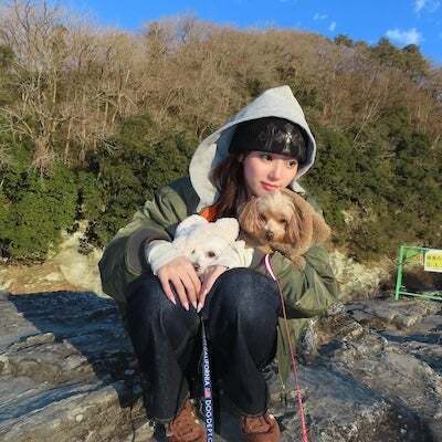 中町綾が最新ショットを披露！愛犬と大自然の中で満面スマイル