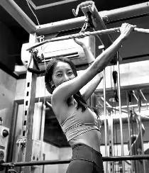 「背中美が進化中…！」熊切あさ美、筋トレ動画で魅せた“ぽにょみ卒業”ボディに称賛の嵐！