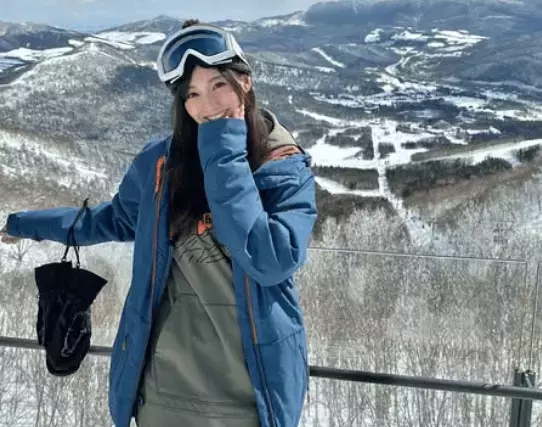 「わぁ〜スノボーうまいですね」スノボ美女、ゲレンデリゾートで魅せた滑走ムービー＆美ショットが話題に「ブルーウェア可愛い」