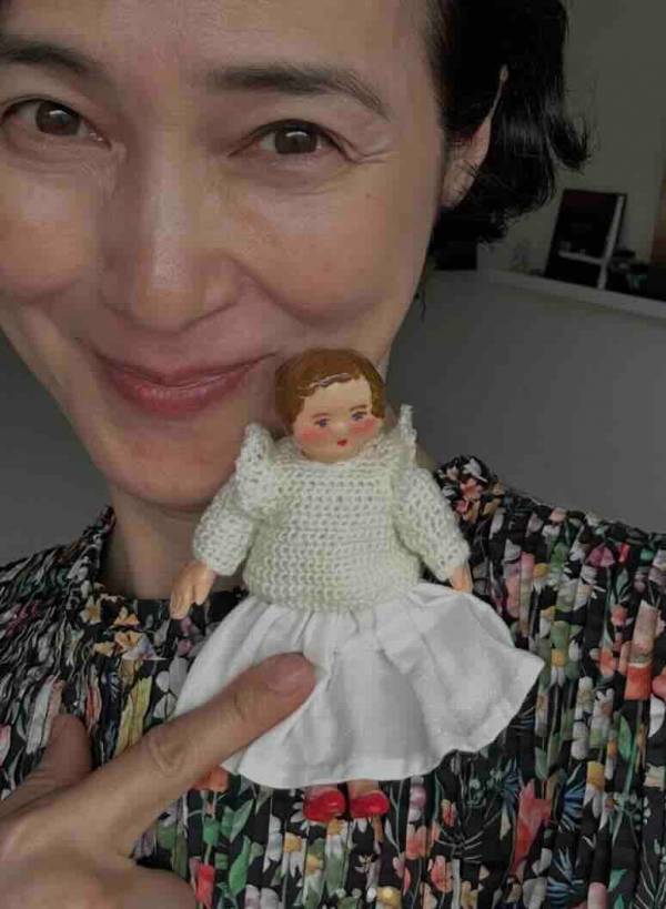 安田成美、心ほどける手作りの世界へ。三國寮の人形に触発されて生まれた、愛情たっぷりの“着たきり雀