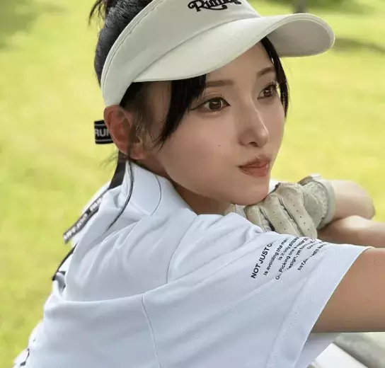 人気モデル、久しぶりのゴルフをエンジョイ！好評ウェアとスイングにファン注目の眼差し「お似合いで可愛いくて綺麗です」