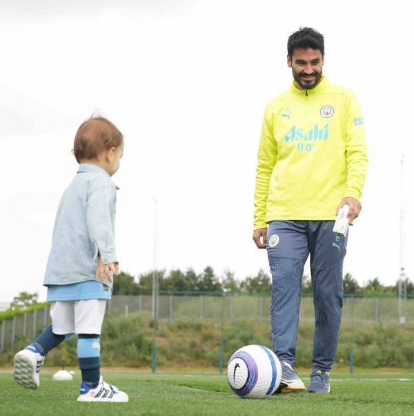 ギュンドアン、息子との感動的なサッカーシーンを公開！「Passing the passion from Senior to Junior!」