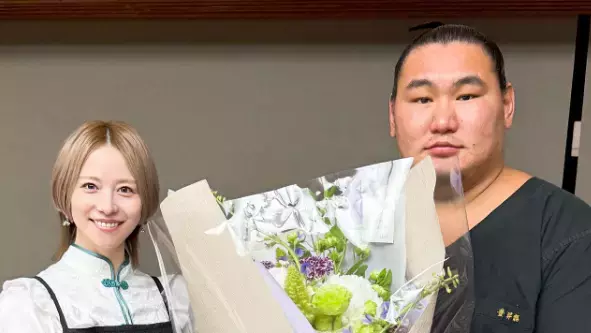 "相撲大好きアナ"宮島咲良、「豊昇龍関の26歳のお誕生日」で花束贈呈ショット公開！