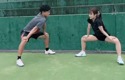 「ポニーテールに笑顔可愛い」テニス美女子、アップ中にアクシデント！？ほっこり動画にファン注目の眼差し