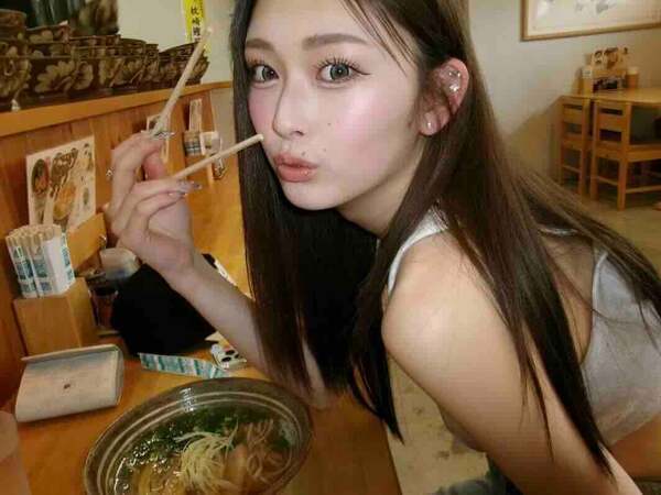 ゆうちゃみ、沖縄そば3杯完食で愛炸裂。笑顔も食欲も止まらない全力OKINAWA満喫中