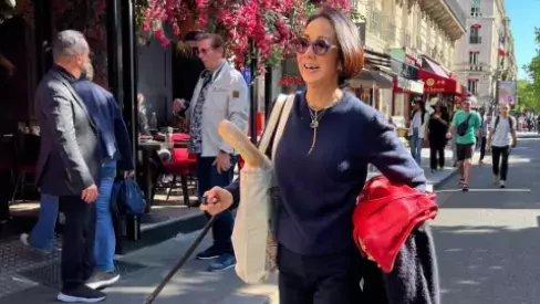 「犬連れて、バゲット抱えて」中村江里子、パリの街を颯爽！"めちゃくちゃPARISな感じの写真"が話題