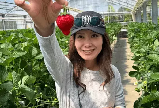 「顔ハメもして大満足！」美女ランナー、いちごファームで魅せた”もぎたて・ムービー”披露にファン歓喜！