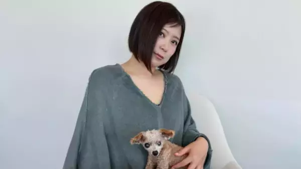 「元気でいてくれてありがと」絢香、愛犬アオ＆ラキと"ホッと一息"スリーショット公開！