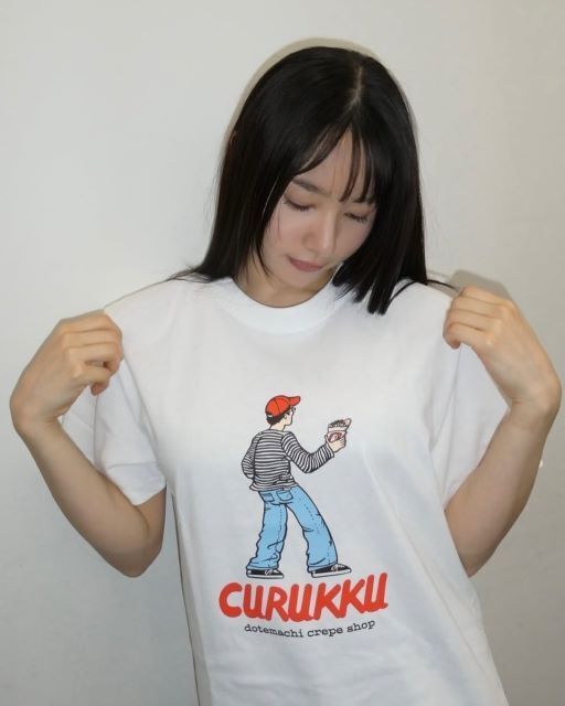 桜井日奈子、クレープ愛が止まらない！「クルックー」開店記念Tシャツで土手町へ一直線