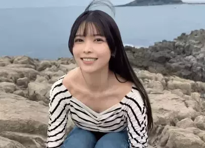 「スタイル良すぎデス」人気モデル、海岸で魅せた”天真爛漫・ムービー”にファン夢心地「美し過ぎて東尋坊の綺麗な景色が目に入りません」