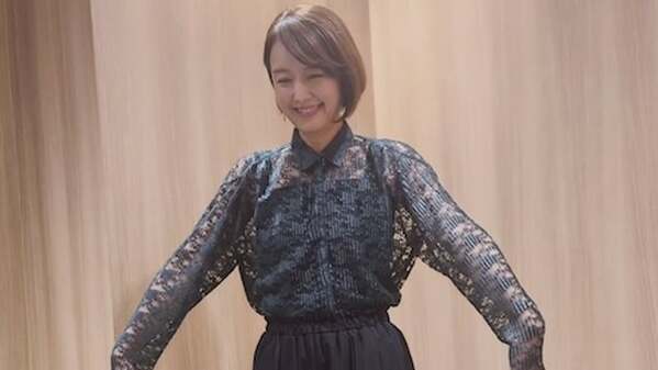 「衣装の袖が長いのが可愛い！」中村仁美アナ、一風変わった衣装姿を公開