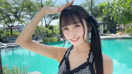 「あちあちだよ〜」 FES☆TIVE・八木ひなた、インドネシアのプールでヘソ出しショット！