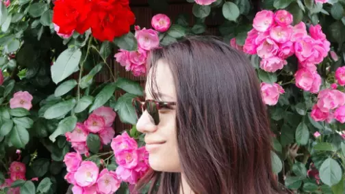 「Rose Garden in Yokohama」高橋メアリージュン、バラをバックに美しすぎる横顔の投稿！
