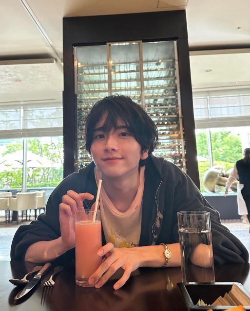 板垣李光人のまどろむ午後。ピンクのドリンクと柔らかな微笑みに癒される“特別な日常”