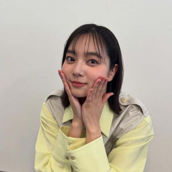新川優愛の無敵スマイル炸裂。癒しと可愛さが同時に押し寄せる“ぐ〜たくさん”ショット