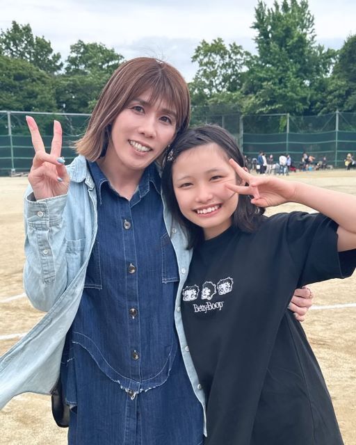 吉田沙保里、姪っ子ここちゃんと全力ピース。小学生最後の運動会に届けた最強のエール