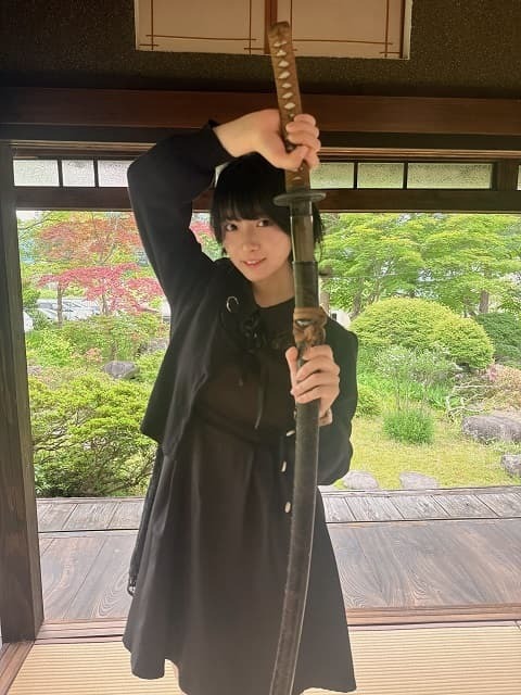 「かっこ良すぎ…」人気女性声優が山形県の武家屋敷へ！刀剣を構えたクールなショットに反響