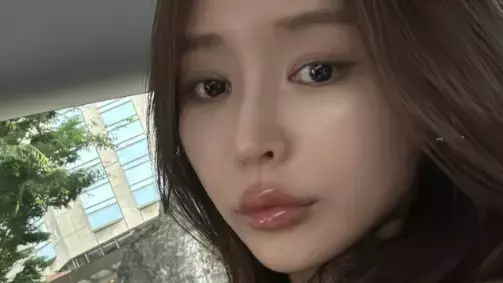 加治ひとみが“絶賛リップ”を紹介！つやつや唇の秘密とは？オフショットも話題に