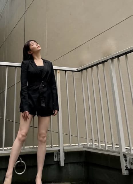 「超キャワユイ！！」「足綺麗過ぎます」久間田琳加が“りんか丈”コーデで美脚を披露！ファンを魅了⁉