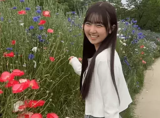 「めっちゃ可愛いよ！」元アイドルの美女優、カモミール畑をゆくエンジェル・ウォークムービーにファン夢心地