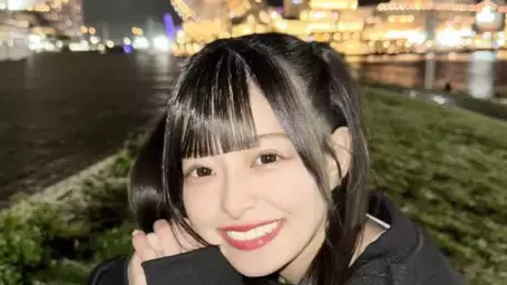 「夜景デートしない…？」越まりん、みなとみらいの夜景バックにニッコリ笑顔が可愛すぎる！