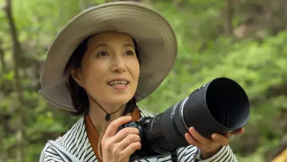「軽井沢に行ってきました」磯野貴理子、ファインダーに野鳥納めニッコリ笑顔